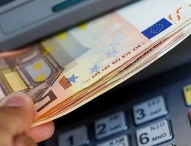 Σοκ στα ΑΤΜ: «Κούρεψαν»15.000 συντάξεις κατά λάθος!